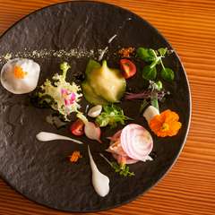 絵画を思わせる自然体で美しい盛り付け