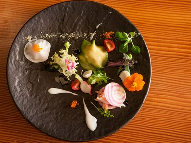 絵画を思わせる自然体で美しい盛り付け