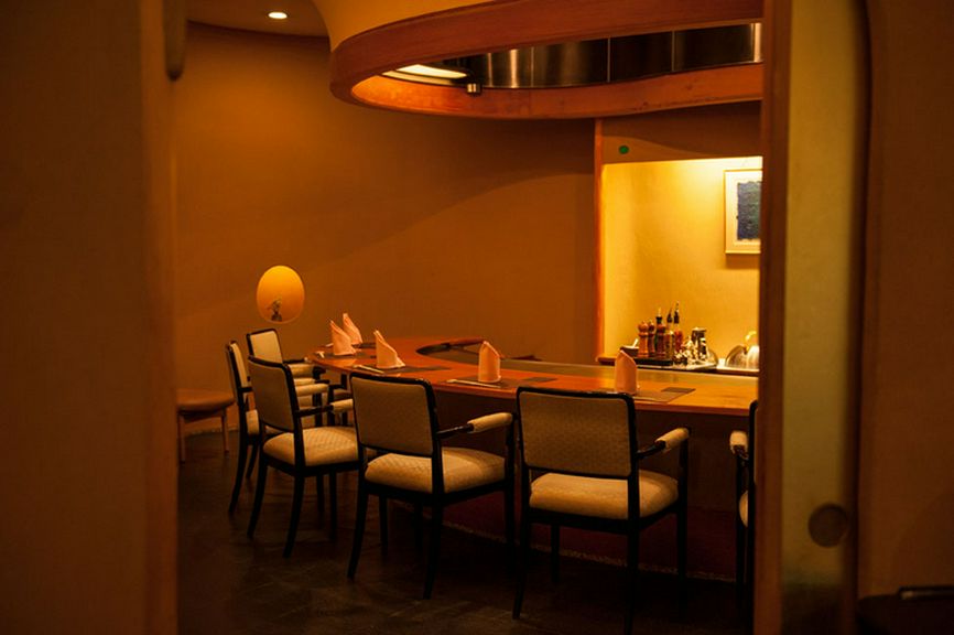 接待や会食にもぴったりの鉄板カウンター個室