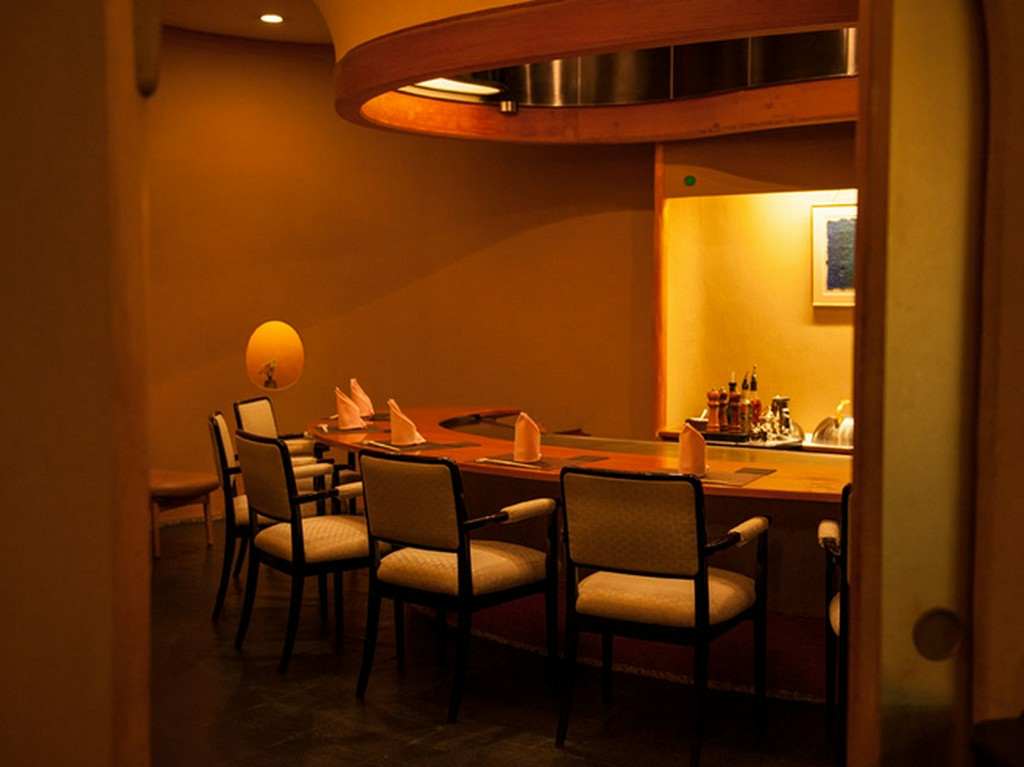 接待や会食にもぴったりの鉄板カウンター個室