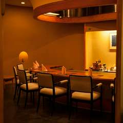 接待や会食にもぴったりの鉄板カウンター個室