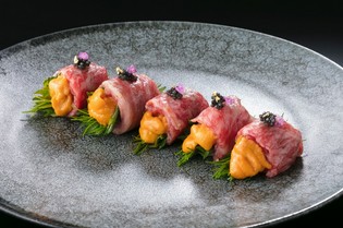 牛肉とウニのコラボレーション『神戸牛炙りの雲丹巻きキャビア』