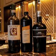 およそ320～340種がオンリストするワインの約半分はイタリア産。大きなワイナリーの安定したものではなく、つくり手の顔が見える小さなワイナリーのワインを積極的に採用。ペアリングのコースも好評です。