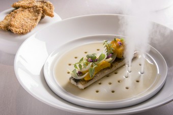 仕掛けも楽しい『鰻のエスカベッシュ ポルチーニ茸 オニオンのピクルス 木の芽 ロースト南瓜のクリーム 』
