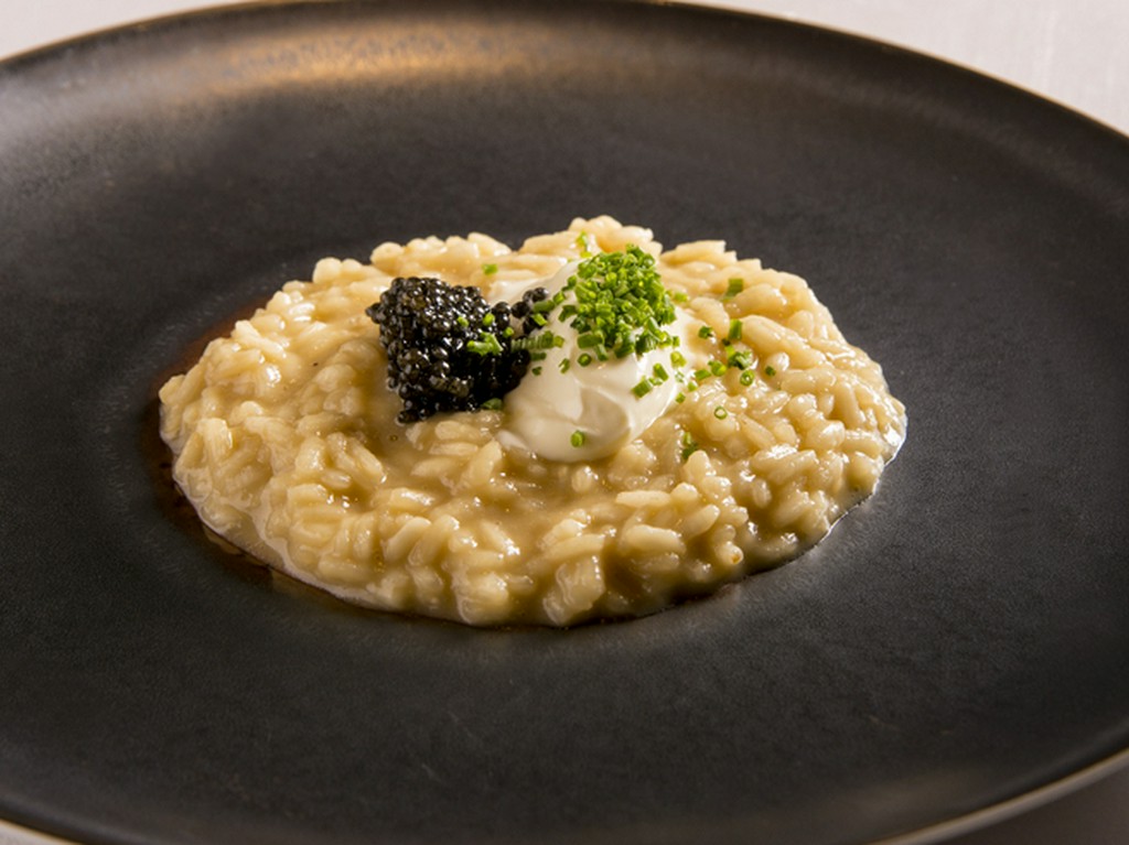 濃厚なタマネギの旨みと甘味を凝縮した『ローストオニオンのリゾット キャビアとサワークリーム』