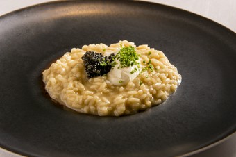 濃厚なタマネギの旨みと甘味を凝縮した『ローストオニオンのリゾット キャビアとサワークリーム』