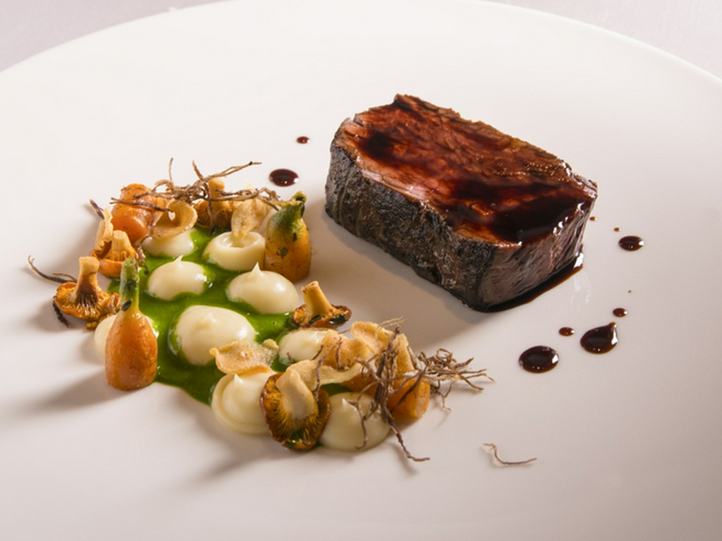 赤身の旨みにこだわった『スモークした牛肉 ジロール茸 パースニップのピューレとパセリのレディクション』