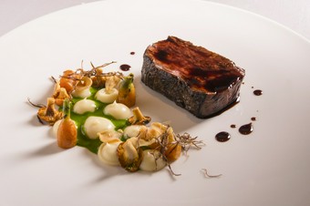 赤身の旨みにこだわった『スモークした牛肉 ジロール茸 パースニップのピューレとパセリのレディクション』