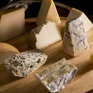 日本各地の生産者を訪ね、吟味した食材を使う一方で、チーズも自ら選んだものをセレクト。パルミジャーノは101ヶ月熟成のジェンナーリ社のもの。ペコリーノ、カチョカバロなど、種類も豊富に揃います。