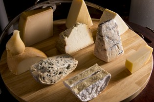20種類以上と豊富に揃う、自ら吟味したチーズ