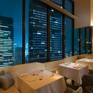 東京屈指の絶景を誇るホテル「コンラッド東京」の28階。高さ7mという開放的な窓から、昼は構造ビルなど都会の建造物が織りなす都会の眺望を、夜はダイナミックな夜景を映し出す極上の空間です。