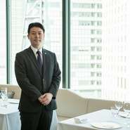 5人のソムリエが常駐。その中には日本酒や国産ワインのエキスパートはもちろん、今をときめく最前線の銘柄に精通しているスタッフも多数。サービスの丁寧さにも定評があります。