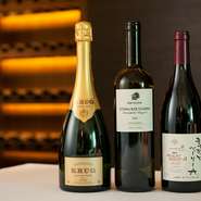 ソムリエチームの存在も特筆すべき点。海外の日本酒利き酒コンテスト優勝者なども擁するメンバーは、ワインに限らず日本酒、焼酎、日本茶などすべてのドリンクに精通。プロにも満足いただける品々を用意しています。