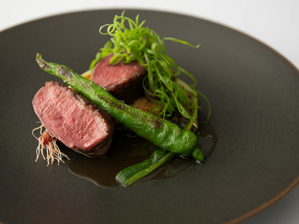 焼き茄子にシャラン産の鴨肉と伏見唐辛子と九条葱をのせた『鴨のロースト 賀茂茄子と焼き葱 ソバの実 』