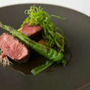 京都産の賀茂茄子と伏見唐辛子、九条ネギなど和の食材と、上質の鴨肉が見事にマッチした、食べ飽きない美味しさを体現する一品。＂ネギを背負った鴨＂の語源を実感させる美味しさです。
