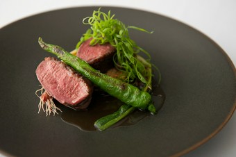 焼き茄子にシャラン産の鴨肉と伏見唐辛子と九条葱をのせた『鴨のロースト 賀茂茄子と焼き葱 ソバの実 』