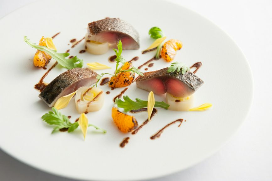 柑橘の酢で締めた秋鯖を2種のソースで楽しむ『秋鯖のマリネ 春菊とみかん』