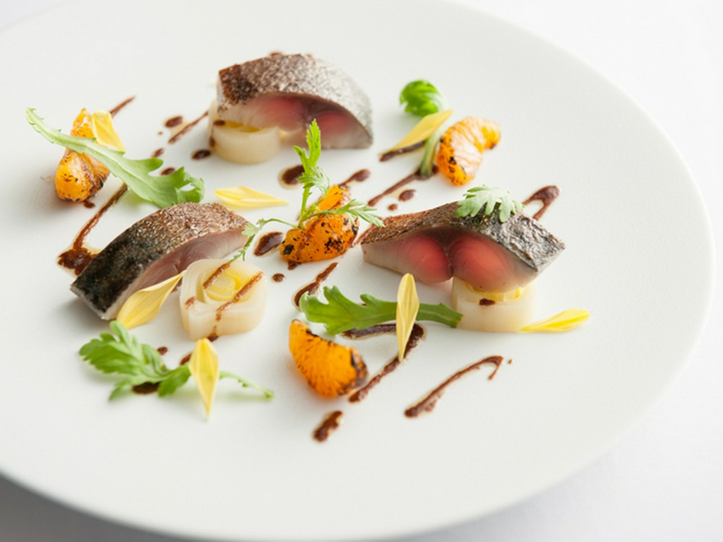 柑橘の酢で締めた秋鯖を2種のソースで楽しむ『秋鯖のマリネ 春菊とみかん』