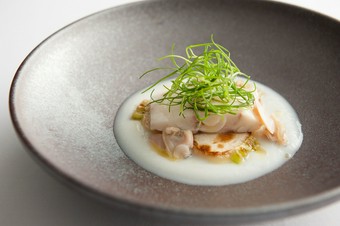 まるでシチューのような優しい味わいが広がる『ハタの低温調理 ハマグリと蕪』