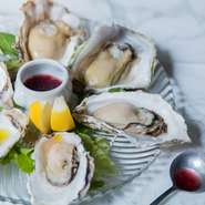 産地直送の新鮮な牡蠣を、蒸し料理として提供する一品。牡蠣を蒸すことで、優しい塩加減を味わうことができる。産地は、北海道や東北地方などから取り寄せ、季節によって変えている。