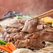 “じゅうじゅう、ぐつぐつ”。松尾流は、山になった鍋の中心でお肉を焼き、溝で野菜などを煮る。そうすることでお肉のタレが野菜にもしみ込み、美味しくいただけます。ヘルシーなお肉と一緒にたくさん召し上がれ。　