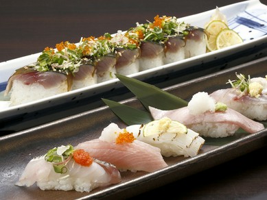 『さば寿司』（写真奥）と、『特選地魚にぎり盛り（7貫）』（手前）