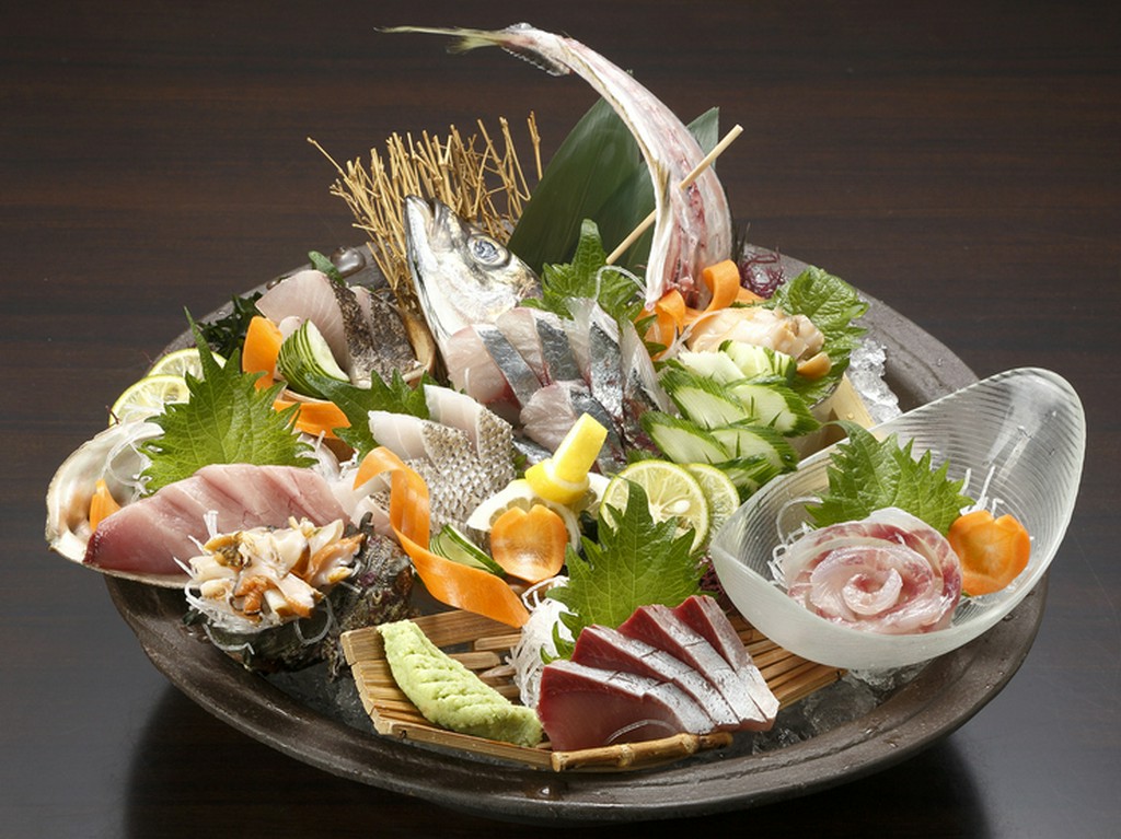 1人前からご用意『お造り地魚盛り各種』（写真は3～4人前）