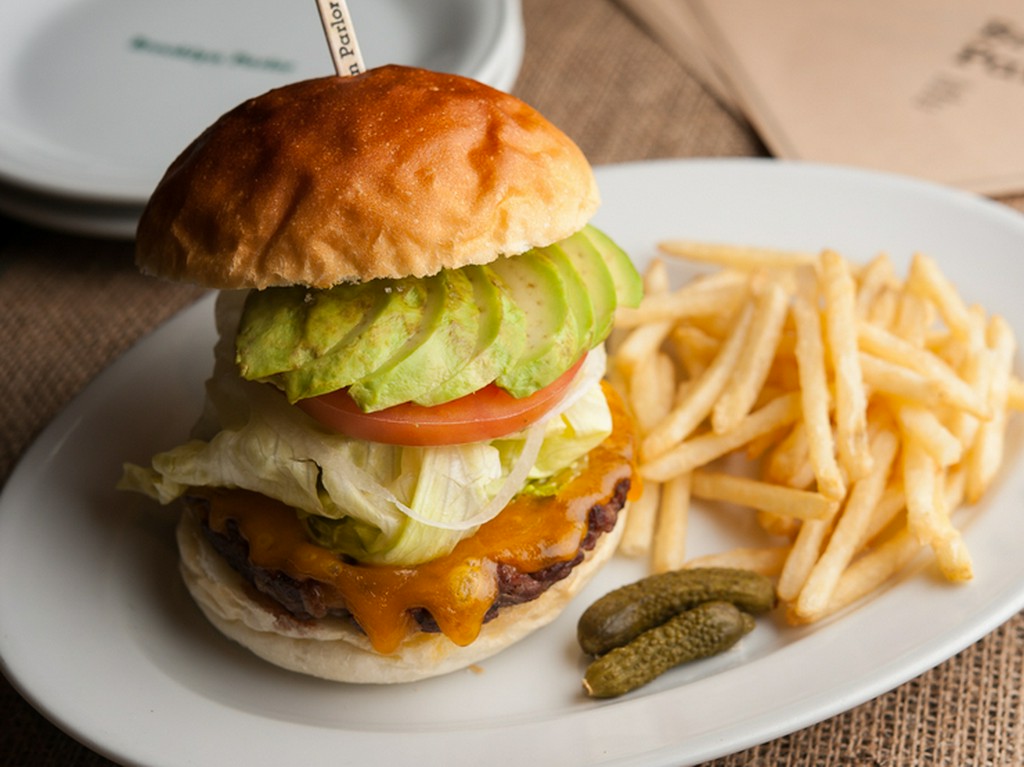 とろける食感がたまらない『アボカド＆チェダーチーズバーガー』