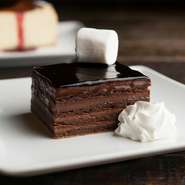 4層のチョコレートから押し寄せる甘み。スイーツファンの心をくすぐる『クラシックデビルチーズケーキ』