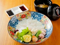 「自分の食べたい魚だからお客様にも」と料理人。市場へ行き、釣られた魚の状態を確認し、仲買の話をよく聞き、その日最高の食材を仕入れます。魚に合う厳選した醤油は鹿児島産。塩で食べるのもおすすめです。