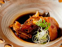瀬戸内海で獲れた旬な魚を煮付けで食べられる絶品料理。脂がのった魚はこっくりした味つけ、淡白な魚は薄口の味付け。料理人のこだわりが詰まった逸品です。
