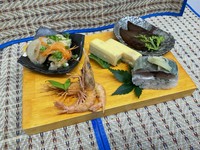 ・白身魚の南蛮漬け　天然鯛子の卵寄せ　自家製ホタルイカ醤油漬け　カワツ海老唐揚げ　鯖の棒鮨(これは一例です。その日により変わります)
