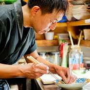 実家が鮮魚店だったので魚の仕入れにはこだわります。市場で魚の状態を確認したり、漁師の話をよく聞くことで、最高の食材にたどり着けます。素材の良さを最大限に引き出すため、調理方法にもこだわっていますよ。