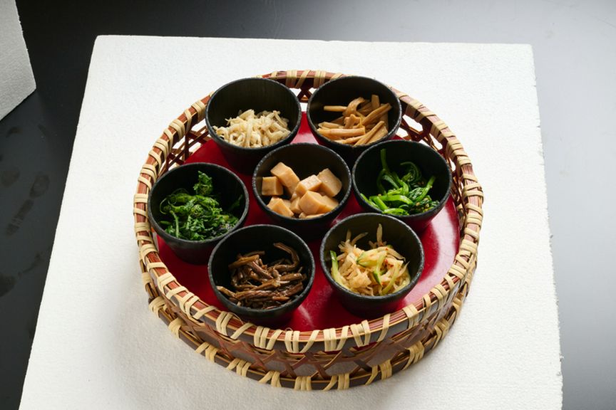 季節ごとに変わる野菜の味とともに彩りも楽しめる『旬菜ナムル七品盛』