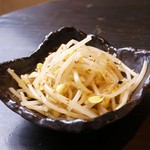 韓国定番のナムル、大粒の豆もやしを使用し、出来立てホクホクなので、豆の味が感じられます。