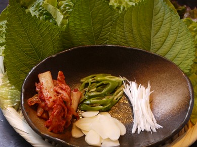 薬膳昆布出汁、漢方飼料で育てたヘルシーなお肉、野菜をバランスよく盛り合わせ『薬膳和漢しゃぶ鍋』