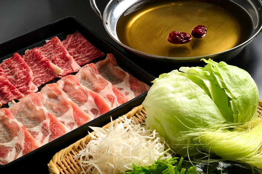 薬膳昆布出汁、漢方飼料で育てたヘルシーなお肉、野菜をバランスよく盛り合わせ『薬膳和漢しゃぶ鍋』