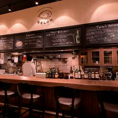 プチビストロ風の心地よい空間で、肩肘張らずくつろげる