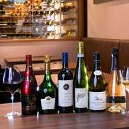 あらゆる料理に合わせて楽しめるワインを100種類ほど提供。生牡蠣と相性の良い白ワインのほか、赤、スパークリングも揃います。良心的な値段も魅力で、なかでもシャンパンは驚くほどリーズナブル。