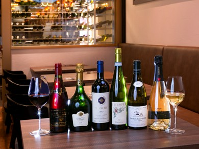 約100種類の豊富なワインが、リーズナブルな値段で楽しめる