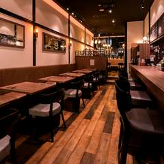 木の温もりを感じる店内で、カジュアルな大人のデートを満喫