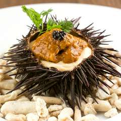 濃厚な味で繊細な食感の『冷製　生ウニのプリン　キャビア添え』