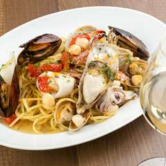 たっぷりの色々な貝類とトマトのペスカトーレ風