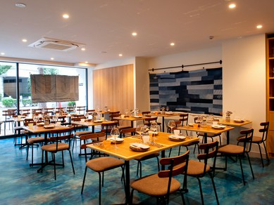 シンプルでシックな空間、バリアフリーの店内