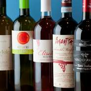 料理との相性でソムリエがセレクトするワインはイタリア中心のナチュラルワイン。さまざまなワインとの出会いも楽しみの一つ。