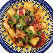 シチリアの郷土料理『タコのインウミド風』。通常はタコとジャガイモをそれぞれに調理するこの料理を、若干肉じゃが風にアレンジして、より旨みを感じていただけるようなメニューになったと思います。