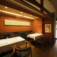 店内全体がプライベート空間となり、大切な方をもてなす特等席となります。テーブル席は8名様まで、カウンター席は6名様まで可能。季節のフレンチを味わいながら、ゆっくりと会話を楽しめます。