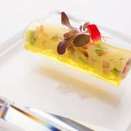 彩り豊かなアミューズ『広島産ワタリガニのカネロニ』　※コース料理の一例