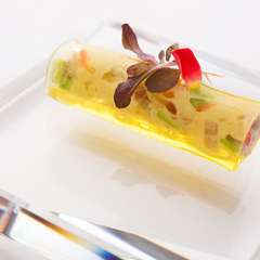彩り豊かなアミューズ『広島産ワタリガニのカネロニ』　※コース料理の一例