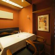 お客様の食べるペースやスタイルに添っておもてなしするため、ランチは2組、ディナーは1組のみにしぼっています。料理を出すタイミングなど、すべてはお客様次第。店も料理人も貸切で楽しんでいただけます。